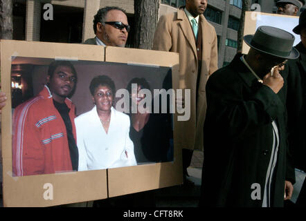 William Bell (R), asciugando le lacrime, il padre di Sean Bell guarda come amico di famiglia George Taggart (L) detiene una foto di Sean Bell con la sua mamma Valerie e fidanzata Nicole Paultre Bell famiglia avvocati chiamata per un procuratore speciale per essere incaricato di indagare sui fatti che circondano il fatale s Foto Stock