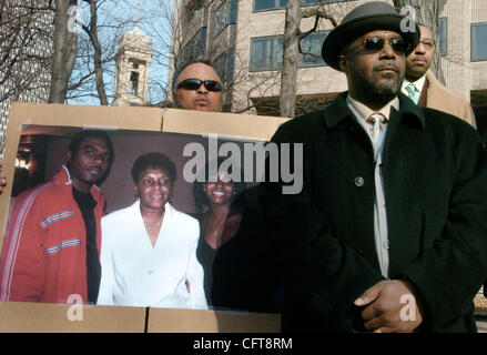 William Bell (R), il padre di Sean Bell guarda come amico di famiglia George Taggart (L) detiene una foto di Sean Bell con la sua mamma Valerie e fidanzata Nicole Paultre Bell famiglia avvocati chiamata per un procuratore speciale per essere incaricato di indagare sui fatti che circondano la uccisione di Sean Bel Foto Stock