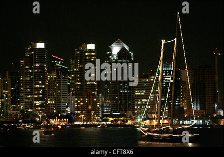 Dicembre 13, 2006. San Diego, California, Stati Uniti d'America  partecipanti al trentacinquesimo annuale di San Diego sfilata di luci passato Harbour Island e dirigersi verso il centro città. Il tema di questo anno è stato "Natale....San Diego stile'. Credito: foto di Nancee E. Lewis/San Diego Union-Tribune. Copyright 2006 San Diego U Foto Stock