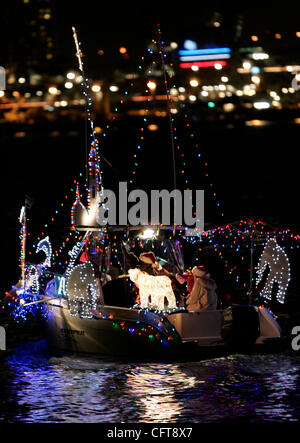 Dicembre 13, 2006. San Diego, California, Stati Uniti d'America  partecipanti al trentacinquesimo annuale di San Diego sfilata di luci passato Harbour Island e dirigersi verso il centro città. Il tema di questo anno è stato "Natale....San Diego stile'. Più di 100 le navi che hanno partecipato alla manifestazione che come ha attirato più di 80.000 spettatori in t Foto Stock