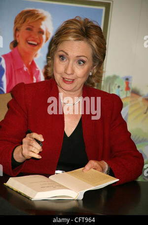 Dic 18, 2006; New York, NY, STATI UNITI D'AMERICA; New York il senatore Hillary Rodham Clinton promuove la decima edizione di anniversario "prende un villaggio e le altre lezioni bambini ci insegnano" tenutasi presso Barnes and Noble Lincoln Square. Credito: Foto di Nancy Kaszerman/ZUMA premere. (©) Copyright 2006 by Nancy Kaszerma Foto Stock