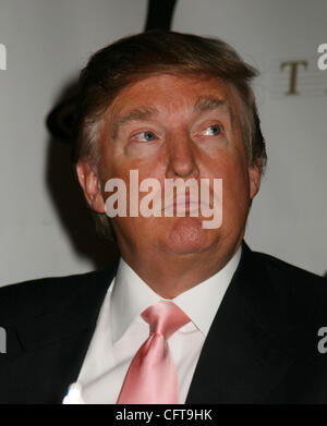 Dic 19, 2006 - New York, NY, STATI UNITI D'AMERICA - Donald Trump presso la conferenza stampa in cui ha annunciato che Tara Elizabeth Conner continuerà il suo regno come Miss USA 2006. Foto Stock