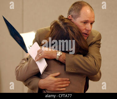 Contea di Alameda sceriffi Dipartimento Sgt. Scott Dudek hugs Kim Petersen, direttore esecutivo della Fondazione Sund-Carrington, durante una conferenza stampa del giovedì, 21 dicembre 2006, a Dublino, California, durante la quale l'identità di Castro Valley's Jane Doe è stato annunciato. La fondazione ha dato Dudek controlli Foto Stock