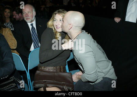 12-30-06 Tennis stelle andre agassi e Steffi Graf ringside all'UFC 66 @ la MGM Grand Garden a Las Vegas, Nevada. AGASSI kissing moglie Steffi Graf. Foto Stock