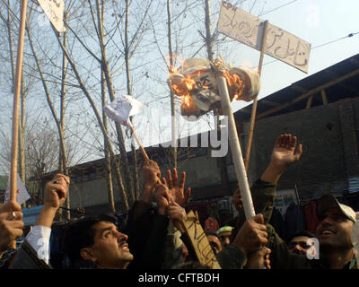 Gli attivisti del Pro-Indian Partito Comunista masterizzare un'effigie in rappresentanza del Presidente USA George Bush come gridano contro di noi gli slogan durante una dimostrazione contro l'esecuzione dell'ex presidente iracheno Saddam Hussain a Srinagar, 30 dicembre 2006. L'India, che aveva legami caldo con il regime iracheno di f Foto Stock