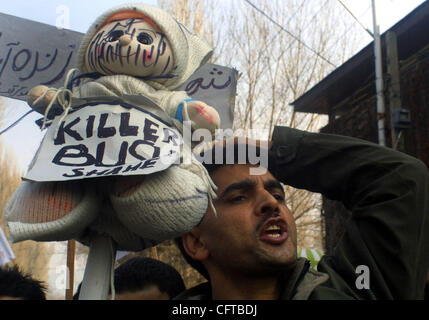 Gli attivisti del Pro-Indian Partito Comunista portano una effigie in rappresentanza del Presidente USA George Bush come gridano contro di noi gli slogan durante una dimostrazione contro l'esecuzione dell'ex presidente iracheno Saddam Hussain a Srinagar, 30 dicembre 2006. L'India, che aveva legami caldo con il regime iracheno di Foto Stock