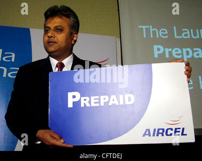 Ceo Norh e zona est Rohit Chandra mostra il logo della sua società di telefonia mobile(AIRCEL) durante inaugration di aircel le schede SIM prepagate nel Kashmir India il 08 Gen 2007. Foto/ALTAF ZARGAR Foto Stock