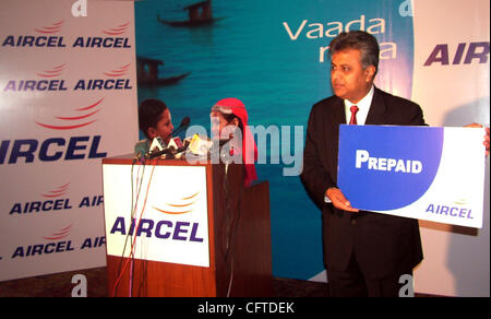 Ceo Norh e zona est Rohit Chandra mostra il logo della sua società di telefonia mobile(AIRCEL) durante inaugration di aircel le schede SIM prepagate nel Kashmir India il 08 Gen 2007. Foto/ALTAF ZARGAR Foto Stock