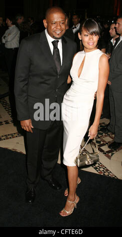 Jan 09, 2007; New York, NY, STATI UNITI D'AMERICA; attore Forest Whitaker e sua moglie KEISHA WHITAKER all'interno arrivi per 2006 National Board of Review gala tenutosi presso il Cipriani 42nd Street. Credito: Foto di Nancy Kaszerman/ZUMA premere. (©) Copyright 2007 da Nancy Kaszerman Foto Stock