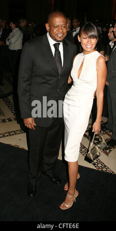 Jan 09, 2007; New York, NY, STATI UNITI D'AMERICA; attore Forest Whitaker e sua moglie KEISHA WHITAKER all'interno arrivi per 2006 National Board of Review gala tenutosi presso il Cipriani 42nd Street. Credito: Foto di Nancy Kaszerman/ZUMA premere. (©) Copyright 2007 da Nancy Kaszerman Foto Stock