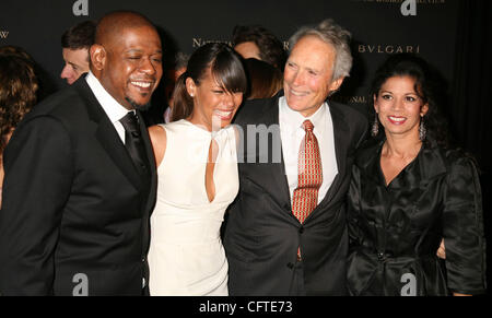 Jan 09, 2007; New York, NY, STATI UNITI D'AMERICA; attore Forest Whitaker, sua moglie KEISHA WHITAKER, direttore Clint Eastwood e sua moglie DINA EASTWOOD all'interno arrivi per 2006 National Board of Review gala tenutosi presso il Cipriani 42nd Street. Credito: Foto di Nancy Kaszerman/ZUMA premere. (©) Copyright 2007 Foto Stock