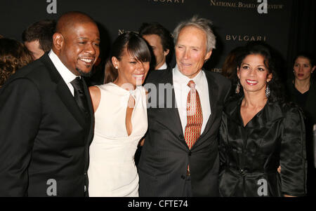 Jan 09, 2007; New York, NY, STATI UNITI D'AMERICA; attore Forest Whitaker, sua moglie KEISHA WHITAKER, direttore Clint Eastwood e sua moglie DINA EASTWOOD all'interno arrivi per 2006 National Board of Review gala tenutosi presso il Cipriani 42nd Street. Credito: Foto di Nancy Kaszerman/ZUMA premere. (©) Copyright 2007 Foto Stock