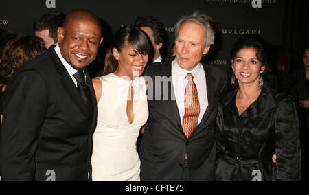 Jan 09, 2007; New York, NY, STATI UNITI D'AMERICA; attore Forest Whitaker, sua moglie KEISHA WHITAKER, direttore Clint Eastwood e sua moglie DINA EASTWOOD all'interno arrivi per 2006 National Board of Review gala tenutosi presso il Cipriani 42nd Street. Credito: Foto di Nancy Kaszerman/ZUMA premere. (©) Copyright 2007 Foto Stock