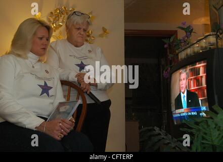 Jan 10, 2007 - Firenze, Kentucky, Stati Uniti d'America - con due figli in Marine Corps Bluestar madre KIMBERLY PIOL di Firenze, orologi Presidente George W Bush in televisione, con sua madre Lorrain Friedman. Il presidente è di presentare la sua ultima piani per la guerra in Iraq. (Credito Immagine: Â© Ken Stewart/ZUMA Pr Foto Stock