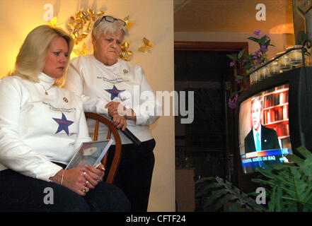 Jan 10, 2007; Firenze, KY, Stati Uniti d'America; guardando il Presidente George W Bush sulla televisione di Bluestar MADRE DI DUE STATI UNITI Marines, Kimberly, PIOL di Firenze, KY, frizioni un ritratto di suo figlio Jonathon Piol, che è di stanza in Iraq, come egli Presidente si impegna a potenziare le truppe in Iraq da 21.500. La sua altra marina Foto Stock