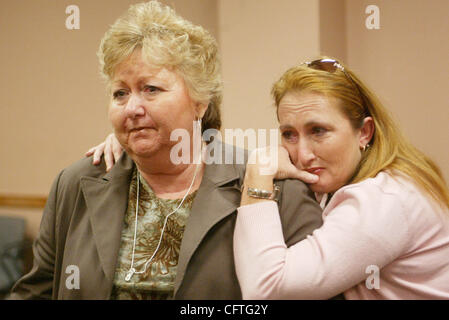 011607 tc incontrato tumblin 0032114D Personale foto di Vada Mossavat/Palm Beach post STORIA DA PROHASKA Fort Pierce -- Patricia Sanders, cq, sinistra e Shelia, Cq, Cq, Cq, Wright, cq, pianto dopo un mistrial fu chiamato in omicidio di primo grado e di prova per Jimmy Johns, cq, chi è Sanders' patrigno e Wri Foto Stock