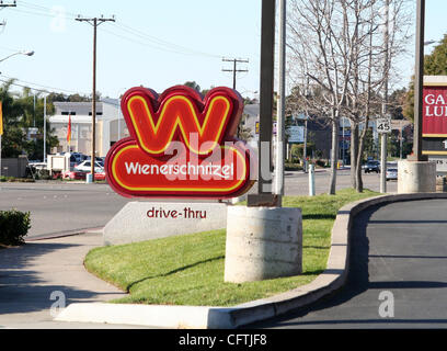 Jan 15, 2007; Costa Mesa, CA, Stati Uniti d'America; knödel tirolesi è un americano di fast-food chain fondata nel 1961 come 'Der knödel tirolesi' che si specializza in hot dogs. La pubblicità della catena mascot è un hot dog che corre da persone che vogliono mangiare lui. Oggi essi sono il più grande del mondo di Hot Dog catena con oltre Foto Stock