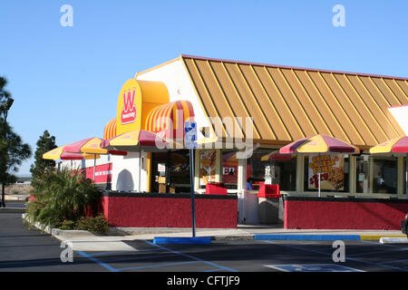 Jan 15, 2007; Costa Mesa, CA, Stati Uniti d'America; knödel tirolesi è un americano di fast-food chain fondata nel 1961 come 'Der knödel tirolesi' che si specializza in hot dogs. La pubblicità della catena mascot è un hot dog che corre da persone che vogliono mangiare lui. Oggi essi sono il più grande del mondo di Hot Dog catena con oltre Foto Stock