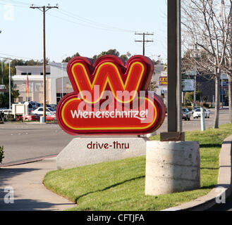 Jan 15, 2007; Costa Mesa, CA, Stati Uniti d'America; knödel tirolesi è un americano di fast-food chain fondata nel 1961 come 'Der knödel tirolesi' che si specializza in hot dogs. La pubblicità della catena mascot è un hot dog che corre da persone che vogliono mangiare lui. Oggi essi sono il più grande del mondo di Hot Dog catena con oltre Foto Stock