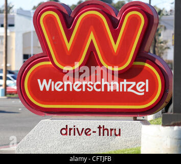 Jan 15, 2007; Costa Mesa, CA, Stati Uniti d'America; knödel tirolesi è un americano di fast-food chain fondata nel 1961 come 'Der knödel tirolesi' che si specializza in hot dogs. La pubblicità della catena mascot è un hot dog che corre da persone che vogliono mangiare lui. Oggi essi sono il più grande del mondo di Hot Dog catena con oltre Foto Stock