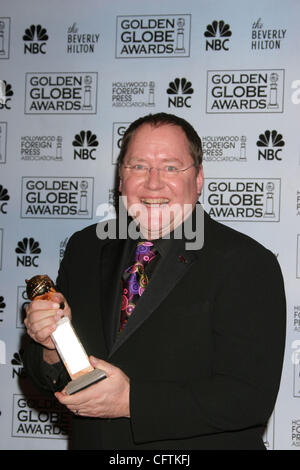 Jan 15, 2007; Beverly Hills, CA, Stati Uniti d'America; Golden Globes 2007: Golden Globe vincitore John Lasseter (Miglior lungometraggio animato) nella sala stampa al sessantaquattresimo Golden Globe Awards tenutosi presso il Beverly Hilton Hotel. Credito: Foto di Paul Fenton/ZUMA premere. (©) Copyright 2007 da Fenton foto/KPA Foto Stock