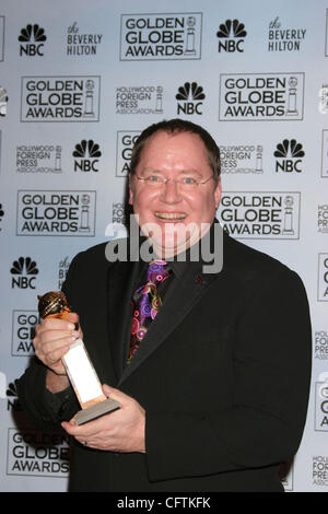 Jan 15, 2007; Beverly Hills, CA, Stati Uniti d'America; Golden Globes 2007: Golden Globe vincitore John Lasseter (Miglior lungometraggio animato) nella sala stampa al sessantaquattresimo Golden Globe Awards tenutosi presso il Beverly Hilton Hotel. Credito: Foto di Paul Fenton/ZUMA premere. (©) Copyright 2007 da Fenton foto/KPA Foto Stock