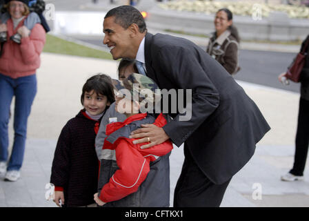 Jan 16, 2007 - Washington, DC, Stati Uniti d'America - Barack Obama, qui mostrato sul suo modo al Campidoglio di Washington, DC, ha annunciato attraverso il suo sito web che il 10 febbraio avrà inizio ufficialmente la sua campagna come un candidato presidenziale, terminando mesi di speculazioni circa se voleva entrare in gara. Foto Stock