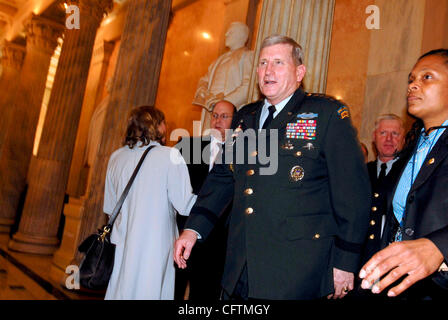 Jan 17, 2007; Washington, DC, Stati Uniti d'America; Generale Pietro SCHOOMACHER, noi Capo di Stato Maggiore dell Esercito, lascia una casa stanziamenti audizione del Comitato sulla disponibilità dell esercito e truppe Marine. Credito: Foto di Mark Murrmann/ZUMA premere. (©) Copyright 2007 by Mark Murrmann Foto Stock