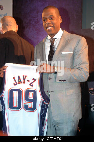 Jay - Z, il cui vero nome è Shawn Carter, Presidente e CEO di Def Jam registrazioni, fondatore e CEO di Rocawear e proprietario di parte della NJ Nets contiene fino a NJ Nets basketball jersey con il suo nome sul retro. Barclays, una società internazionale di servizi finanziari e le reti, della National Basketball Associa Foto Stock