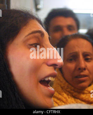 Unidentified parenti del Kashmir attacco granata vittime urlate in un ospedale locale a Srinagar, la capitale estiva del Kashmir indiano, 22 gennaio 2007. Almeno 13 persone sono stati feriti, molti dei quali gravemente, quando si sospetta la presenza di militanti lobbed una granata verso un esercito convoglio, che era il suo modo di Sr Foto Stock