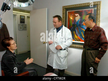 Il dott. Michael O'Brien discute i risultati delle analisi di laboratorio con rovere Kuang Cho, a sinistra e a suo marito Dong Hoon Cho di Castro Valley a O'Brien la pratica medica Martedì, 23 gennaio 2007, in Castro Valley, California. Recentemente O'Brien ha cambiato la sua pratica alla carica considerevole del canone annuo e la limitazione della dimensione del Foto Stock