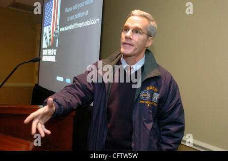 Michael Burke, del Bronx, tenendo una foto di suo fratello, FDNY Capt. William F. Burke, del motore 21, che perirono su 9/11 parla come membri della famiglia di parenti perso in gli attentati terroristici di settembre 11, 2001 svelano una media nazionale campagna chiedendo al popolo americano per aiutarli a 'Salva il Foto Stock