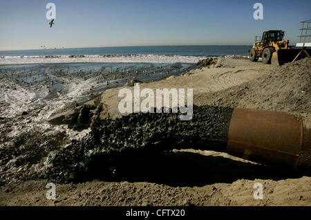 24 GENNAIO 2007, Carlsbad, CA, Stati Uniti d'America  , di dragaggio di sabbia dal fondo del Agua Laguna Hedionda esce da una pipeline come è stato pompato a Carlsbad State Beach in tutta la strada, 24 gennaio.  Credito: foto di Dan Trevan/San Diego Union-Tribune/Zuma premere. copyright 2006 San Diego Union-Tribune Foto Stock