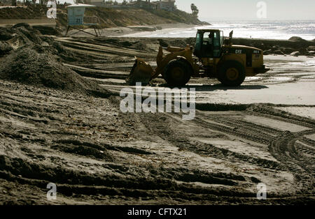 24 GENNAIO 2007, Carlsbad, CA, Stati Uniti d'America  , una scavatrice spostato di dragaggio di sabbia dal fondo del Agua Laguna Hedionda dopo che esso è stato pompato a Carlsbad State Beach in tutta la strada, 24 gennaio.  Credito: foto di Dan Trevan/San Diego Union-Tribune/Zuma premere. copyright 2006 San Diego Union-Trib Foto Stock