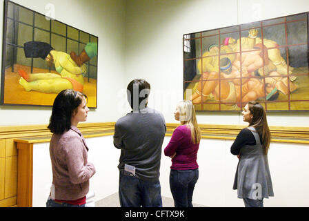 UC Davis studenti, da sinistra, Alejandra Alvarez, Jesse Jauregui, Maricela Prado e Jacqueline Chirino guardare la mostra Abu Ghirad dall artista colombiano Fernando Botero durante l'apertura recption al Doe Biblioteca della University of California a Berkeley, California, lunedì 29 gennaio, 2007. Bot Foto Stock