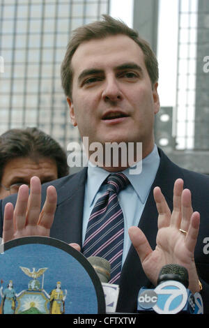 New York complessivo dello Stato membro Michael Gianaris e lo stato di New York il senatore Martin Golden con persone affette da 9/11 malattie correlate annunciare i piani per istituire un memoriale per i soccorritori afflitti da malattie mortali dopo Sett. 11 Nel corso di una conferenza stampa a Ground Zero. Foto Stock