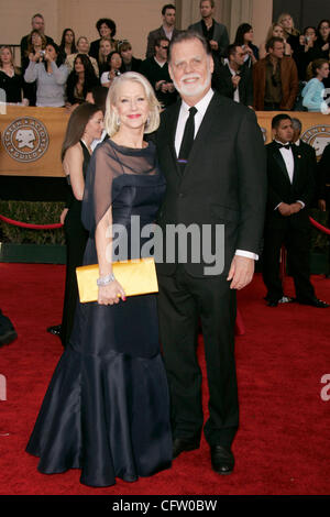 Jan 28, 2007; Los Angeles, CA, Stati Uniti d'America; SAG Awards 2007: Helen Mirren e marito TAYLOR HACKFORD al tredicesimo annuale di Screen Actors Guild Awards tenutosi presso lo Shrine Auditorium di LA. Credito: Foto di Lisa O'Connor/ZUMA premere. (©) Copyright 2007 da Lisa O'Connor Foto Stock