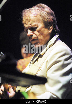 Ex Beach Boys chitarrista Al Jardine esegue il backup dei Beach Boys fondatore Brian Wilson in esecuzione di brani da del gruppo 1966 album "Pet Sounds' al Paramount Theatre di Oakland, California, domenica 28 gennaio, 2007. (D. Ross Cameron/Oakland Tribune) Foto Stock