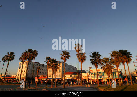 Jan 29, 2007; Venice Beach, CA, Stati Uniti d'America; la famosa Boardwalk. La spiaggia di Venice, California è una destinazione desiderata per i viaggiatori provenienti da tutto il mondo. È diverso da qualsiasi luogo sulla terra, ben conosciuto per i suoi artisti, artisti di strada e atmosfera funky. Si tratta di un carnevale virtuale in esecuzione tutto l'anno. Manda Foto Stock