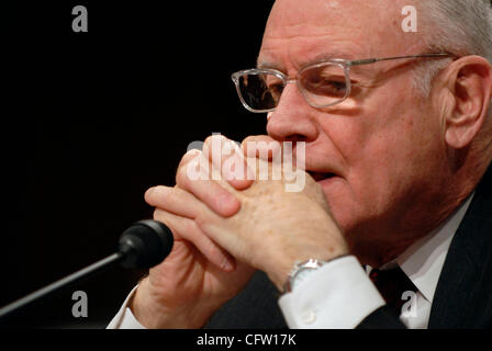 Jan 30, 2007 - Washington, DC, Stati Uniti d'America - 11 settembre Commissione co-presidenti LEE HAMILTON viene visualizzato prima il Senato comitato delle relazioni estere. L'audizione è stata uno dei molti tenuto recentemente tenuto sulla questione della guerra. Foto Stock