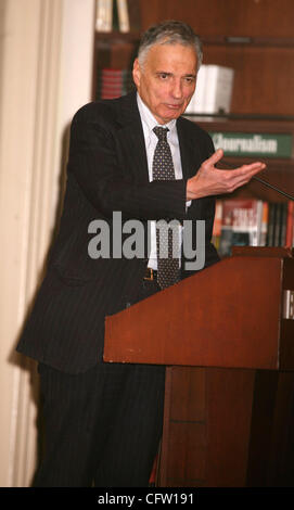 Jan 30, 2007; New York, NY, STATI UNITI D'AMERICA; consumatori avvocato ed ex candidata presidenziale Ralph Nader promuove il suo nuovo libro "i diciassette tradizioni" tenutasi presso Barnes and Noble Union Square. Credito: Foto di Nancy Kaszerman/ZUMA premere. (©) Copyright 2007 da Nancy Kaszerman Foto Stock