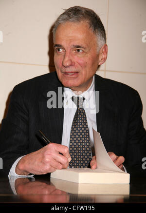 Jan 30, 2007; New York, NY, STATI UNITI D'AMERICA; consumatori avvocato ed ex candidata presidenziale Ralph Nader promuove il suo nuovo libro "i diciassette tradizioni" tenutasi presso Barnes and Noble Union Square. Credito: Foto di Nancy Kaszerman/ZUMA premere. (©) Copyright 2007 da Nancy Kaszerman Foto Stock