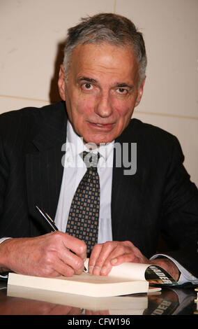 Jan 30, 2007; New York, NY, STATI UNITI D'AMERICA; consumatori avvocato ed ex candidata presidenziale Ralph Nader promuove il suo nuovo libro "i diciassette tradizioni" tenutasi presso Barnes and Noble Union Square. Credito: Foto di Nancy Kaszerman/ZUMA premere. (©) Copyright 2007 da Nancy Kaszerman Foto Stock