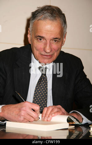 Jan 30, 2007; New York, NY, STATI UNITI D'AMERICA; consumatori avvocato ed ex candidata presidenziale Ralph Nader promuove il suo nuovo libro "i diciassette tradizioni" tenutasi presso Barnes and Noble Union Square. Credito: Foto di Nancy Kaszerman/ZUMA premere. (©) Copyright 2007 da Nancy Kaszerman Foto Stock