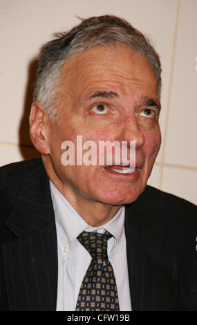 Jan 30, 2007; New York, NY, STATI UNITI D'AMERICA; consumatori avvocato ed ex candidata presidenziale Ralph Nader promuove il suo nuovo libro "i diciassette tradizioni" tenutasi presso Barnes and Noble Union Square. Credito: Foto di Nancy Kaszerman/ZUMA premere. (©) Copyright 2007 da Nancy Kaszerman Foto Stock