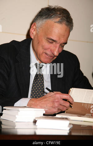 Jan 30, 2007; New York, NY, STATI UNITI D'AMERICA; consumatori avvocato ed ex candidata presidenziale Ralph Nader promuove il suo nuovo libro "i diciassette tradizioni" tenutasi presso Barnes and Noble Union Square. Credito: Foto di Nancy Kaszerman/ZUMA premere. (©) Copyright 2007 da Nancy Kaszerman Foto Stock