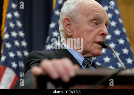 Jan 30, 2007 - Washington, DC, Stati Uniti d'America - Membro del Congresso TOM LANTOS (D-CA) parla con i giornalisti circa il suo recente viaggio con altri membri della casa in Iraq e Afghanistan e Germania. Foto Stock