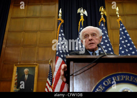 Jan 30, 2007 - Washington, DC, Stati Uniti d'America - Membro del Congresso TOM LANTOS (D-CA) parla con i giornalisti circa il suo recente viaggio con altri membri della casa in Iraq e Afghanistan e Germania. Foto Stock