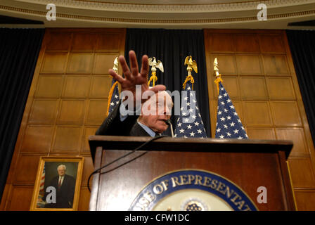 Jan 30, 2007 - Washington, DC, Stati Uniti d'America - Membro del Congresso TOM LANTOS (D-CA) parla con i giornalisti circa il suo recente viaggio con altri membri della casa in Iraq e Afghanistan e Germania. Foto Stock