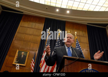 Jan 30, 2007 - Washington, DC, Stati Uniti d'America - Membro del Congresso John MURTHA (D-PA) parla con i giornalisti circa il suo recente viaggio con altri membri della casa in Iraq e Afghanistan e Germania. Foto Stock